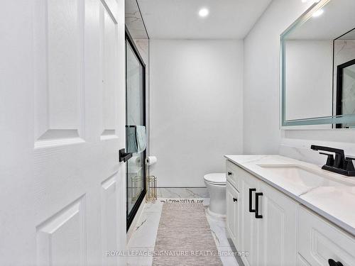 2094 Redstone Cres, Oakville, ON - Indoor Photo Showing Bathroom