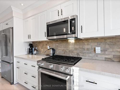 2094 Redstone Cres, Oakville, ON - Indoor Photo Showing Kitchen With Upgraded Kitchen