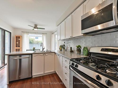 4273 Credit Pointe Dr, Mississauga, ON - Indoor Photo Showing Kitchen With Upgraded Kitchen