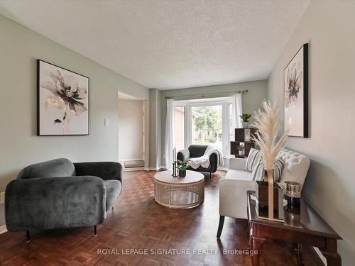 4273 Credit Pointe Dr, Mississauga, ON - Indoor Photo Showing Living Room