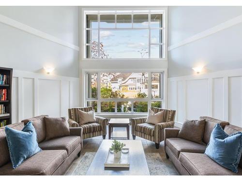 407-5650 Edgewater Lane, Nanaimo, BC - Indoor Photo Showing Living Room