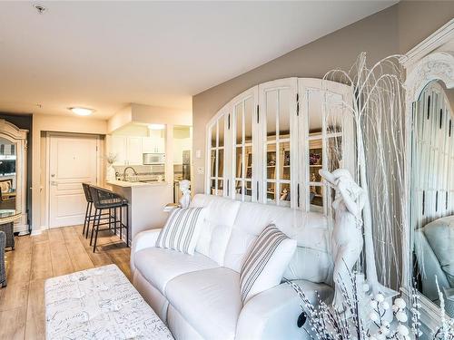 407-5650 Edgewater Lane, Nanaimo, BC - Indoor Photo Showing Living Room