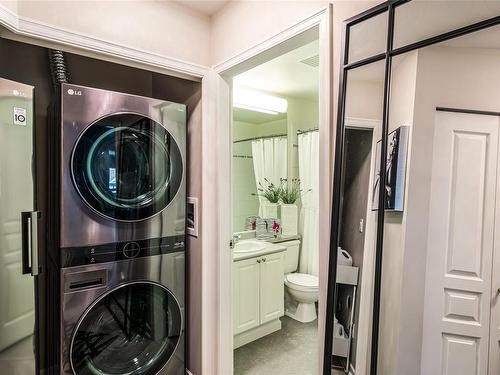 407-5650 Edgewater Lane, Nanaimo, BC - Indoor Photo Showing Laundry Room