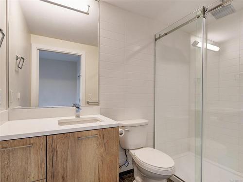 101-1588 North Dairy Rd, Saanich, BC - Indoor Photo Showing Bathroom