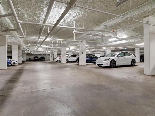 101-1588 North Dairy Rd, Saanich, BC - Indoor Photo Showing Garage