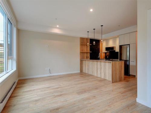 101-1588 North Dairy Rd, Saanich, BC - Indoor Photo Showing Kitchen