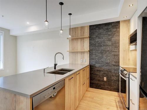 101-1588 North Dairy Rd, Saanich, BC - Indoor Photo Showing Kitchen With Double Sink With Upgraded Kitchen