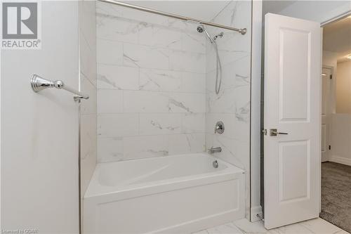 Bathroom featuring tiled shower / bath - 1023 Devonshire Avenue Unit# 3, Woodstock, ON - Indoor Photo Showing Bathroom