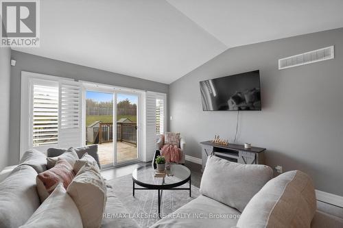 93 Aspen Drive, Quinte West, ON - Indoor Photo Showing Living Room