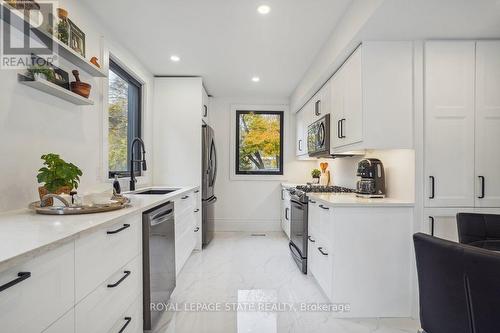 29 Bond Street S, Hamilton, ON - Indoor Photo Showing Kitchen