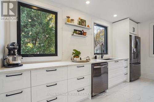 29 Bond Street S, Hamilton, ON - Indoor Photo Showing Kitchen