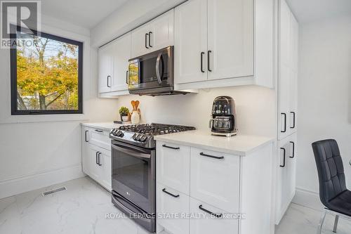 29 Bond Street S, Hamilton, ON - Indoor Photo Showing Kitchen