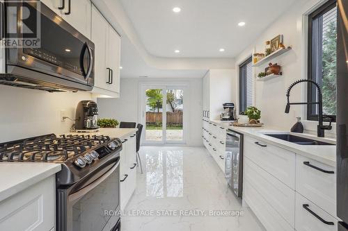 29 Bond Street S, Hamilton, ON - Indoor Photo Showing Kitchen With Double Sink With Upgraded Kitchen