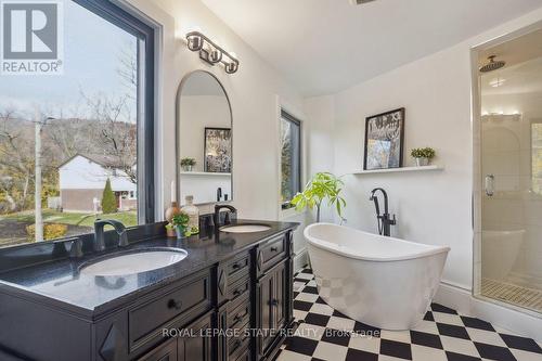 29 Bond Street S, Hamilton, ON - Indoor Photo Showing Bathroom