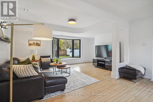 29 Bond Street S, Hamilton, ON - Indoor Photo Showing Living Room