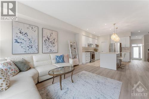 4921 Abbott Street E, Ottawa, ON - Indoor Photo Showing Living Room