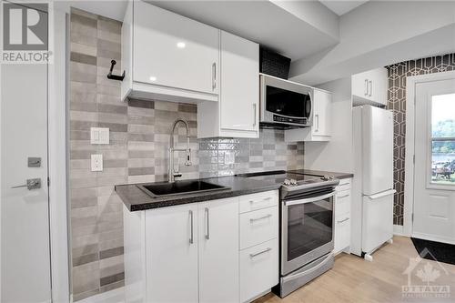 1034 Bayview Drive, Ottawa, ON - Indoor Photo Showing Kitchen With Upgraded Kitchen