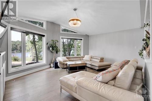 1034 Bayview Drive, Ottawa, ON - Indoor Photo Showing Living Room