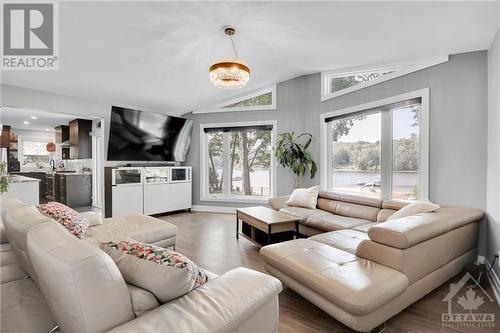 1034 Bayview Drive, Ottawa, ON - Indoor Photo Showing Living Room