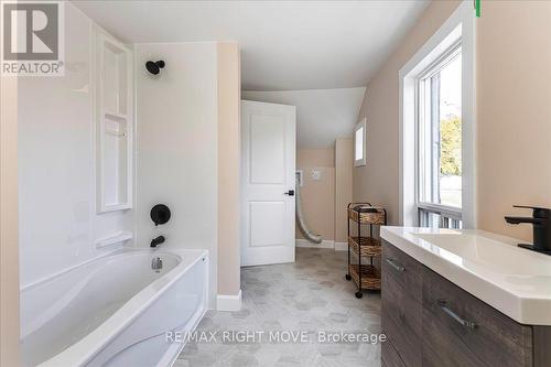 89 Douglas Street, Orillia, ON - Indoor Photo Showing Bathroom