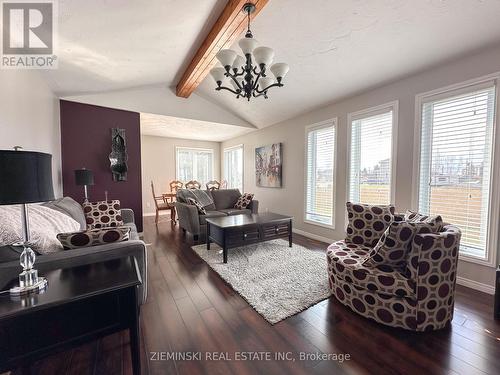 502 Nosov Drive, Iroquois Falls, ON - Indoor Photo Showing Living Room