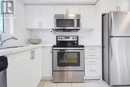 32 - 2508 Post Road, Oakville, ON - Indoor Photo Showing Kitchen With Upgraded Kitchen