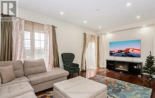 590 Lott Crescent N, Milton, ON - Indoor Photo Showing Living Room