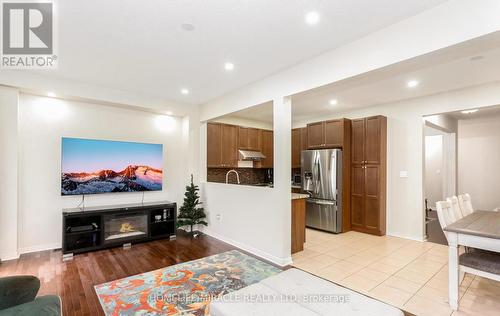 590 Lott Crescent N, Milton, ON - Indoor Photo Showing Kitchen