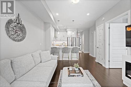 226 - 128 Grovewood Common, Oakville, ON - Indoor Photo Showing Living Room