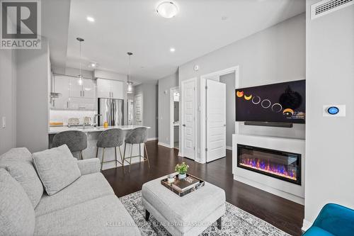 226 - 128 Grovewood Common, Oakville, ON - Indoor Photo Showing Living Room