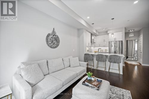 226 - 128 Grovewood Common, Oakville, ON - Indoor Photo Showing Living Room