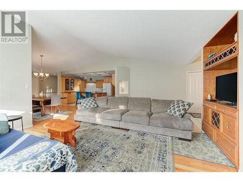 41 Kestrel Place, Vernon, BC - Indoor Photo Showing Living Room