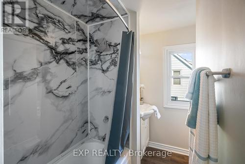 5782 Byng Avenue, Niagara Falls, ON - Indoor Photo Showing Bathroom