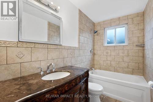 261 Kensington Crescent, Oshawa, ON - Indoor Photo Showing Bathroom