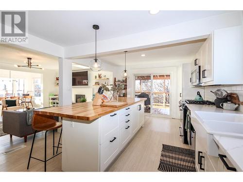 1544 94 Avenue, Dawson Creek, BC - Indoor Photo Showing Kitchen With Double Sink