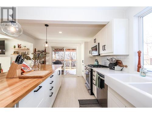 1544 94 Avenue, Dawson Creek, BC - Indoor Photo Showing Kitchen With Double Sink With Upgraded Kitchen