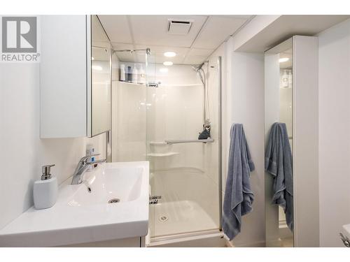 1544 94 Avenue, Dawson Creek, BC - Indoor Photo Showing Bathroom