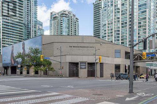 2007 - 33 Harbour Square, Toronto, ON - Outdoor With Facade