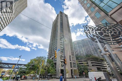 2007 - 33 Harbour Square, Toronto, ON - Outdoor With Facade