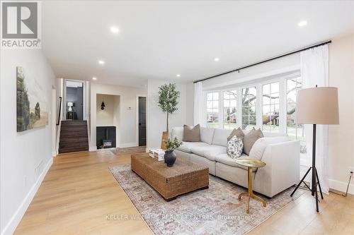 27 Broadview Avenue, Georgina, ON - Indoor Photo Showing Living Room