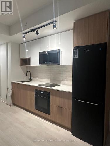 526 - 5 Defries Street, Toronto, ON - Indoor Photo Showing Kitchen