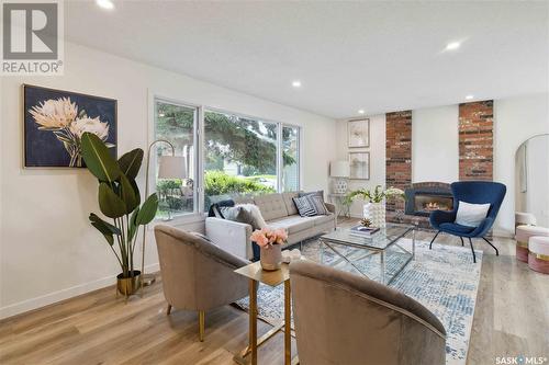 70 Duncan Crescent, Saskatoon, SK - Indoor Photo Showing Living Room