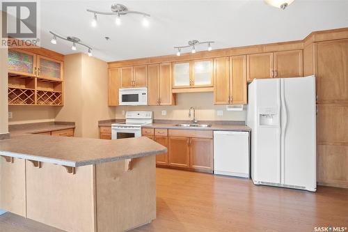 502 902 Spadina Crescent E, Saskatoon, SK - Indoor Photo Showing Kitchen