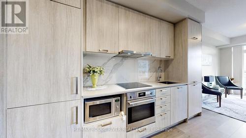 807 - 38 Honeycrisp Crescent, Vaughan, ON - Indoor Photo Showing Kitchen