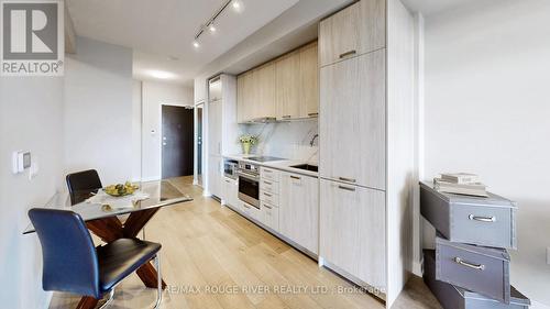 807 - 38 Honeycrisp Crescent, Vaughan, ON - Indoor Photo Showing Kitchen