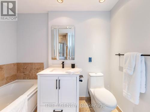 2201 - 218 Queens Quay W, Toronto, ON - Indoor Photo Showing Bathroom