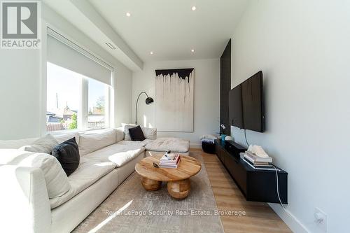 70 Chamberlain Avenue, Toronto, ON - Indoor Photo Showing Living Room