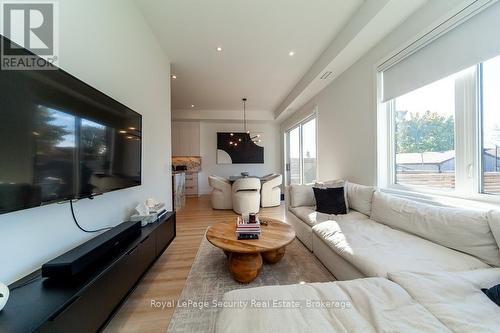 70 Chamberlain Avenue, Toronto, ON - Indoor Photo Showing Living Room