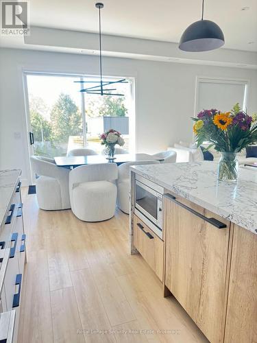 70 Chamberlain Avenue, Toronto, ON - Indoor Photo Showing Kitchen