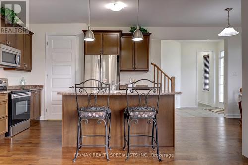 404 Clarkson Gate, Milton, ON - Indoor Photo Showing Kitchen With Stainless Steel Kitchen